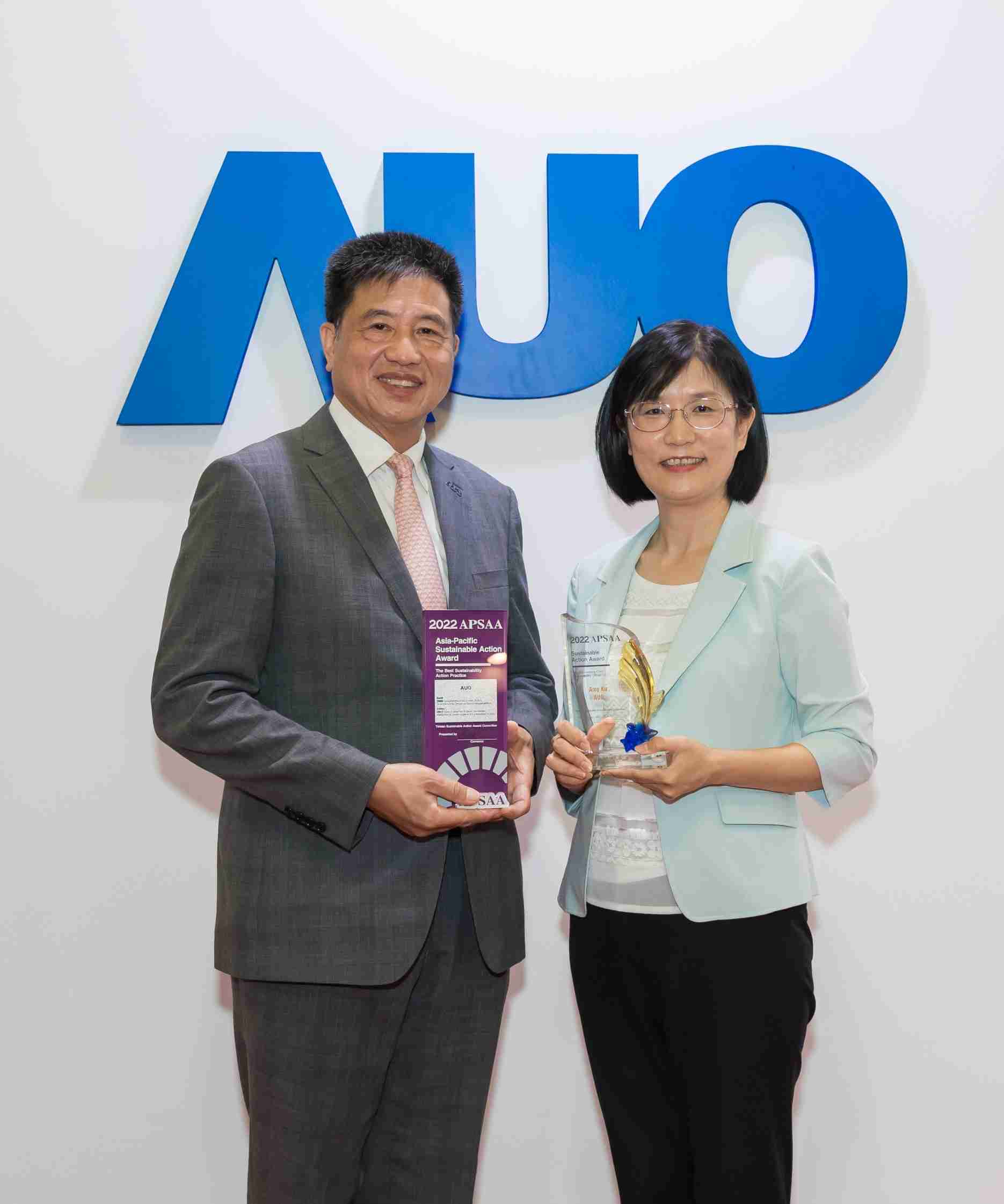 财神娱乐长期垫筑永续远景的基石，，透过ESG暨气候委员会逐步实践永续策略蓝图。。。。其中，，，，财神娱乐光电永续长古秀华带领团队、、、制定中长期目标，，，缔造多面向亮眼表现，，，，获得「顶尖永续长奖」的个人奖殊荣（左：财神娱乐光电董事长暨执行长彭双浪，，右：财神娱乐光电永续长古秀华）