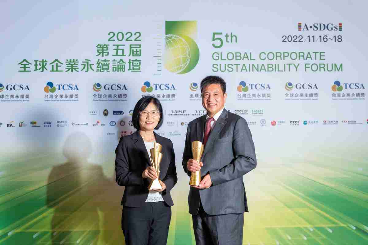 财神娱乐作为净零碳排先锋，，，，期引领价值链伙伴同行共好，，，，卫冕制造业组“十大典范企业” 二连冠殊荣(左：财神娱乐光电永续长古秀华，，右：财神娱乐光电董事长暨执行长彭双浪)