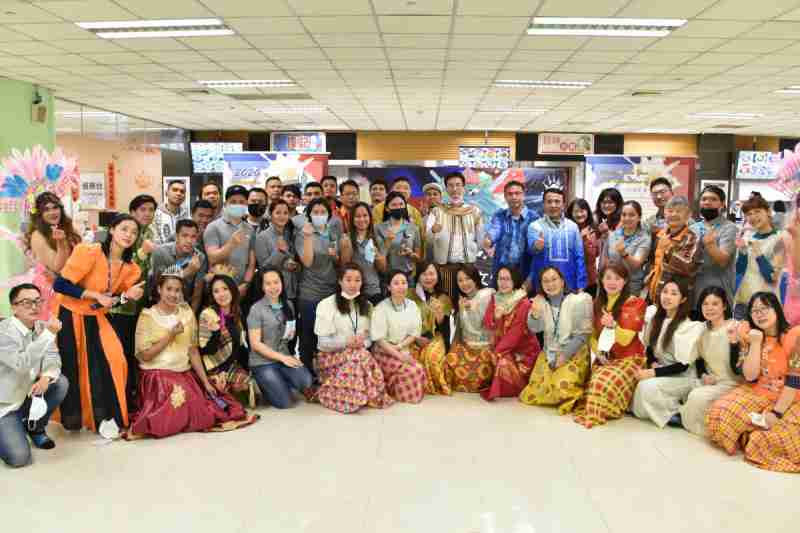 友達推動「安心、、、創新、、用心、、、同心、、盡心」五星職旅，，，，為菲籍員工打造全方位照護，，，，首度贏得「人權實踐與發展領袖獎」殊榮