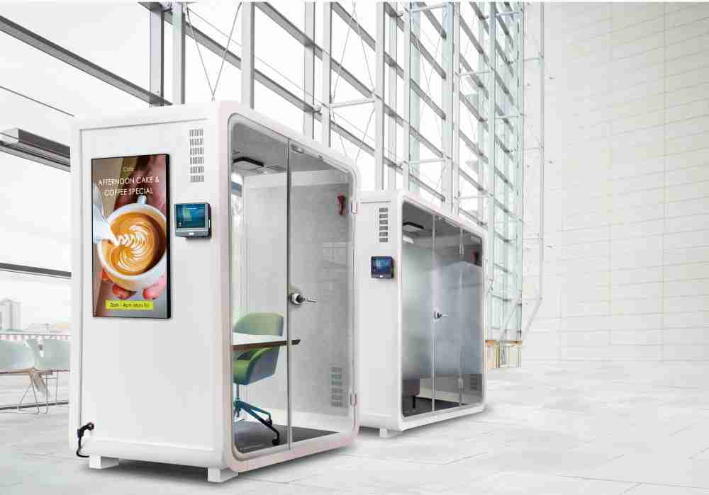 财神娱乐子公司达擎之智慧行动办公舱，，，采用PDLC智能调光玻璃设计，，，，透过通电与断电的电流切换，，，呈现透明与雾面效果，，，具节能降耗特性并兼顾隐私，，，，确保信息安全