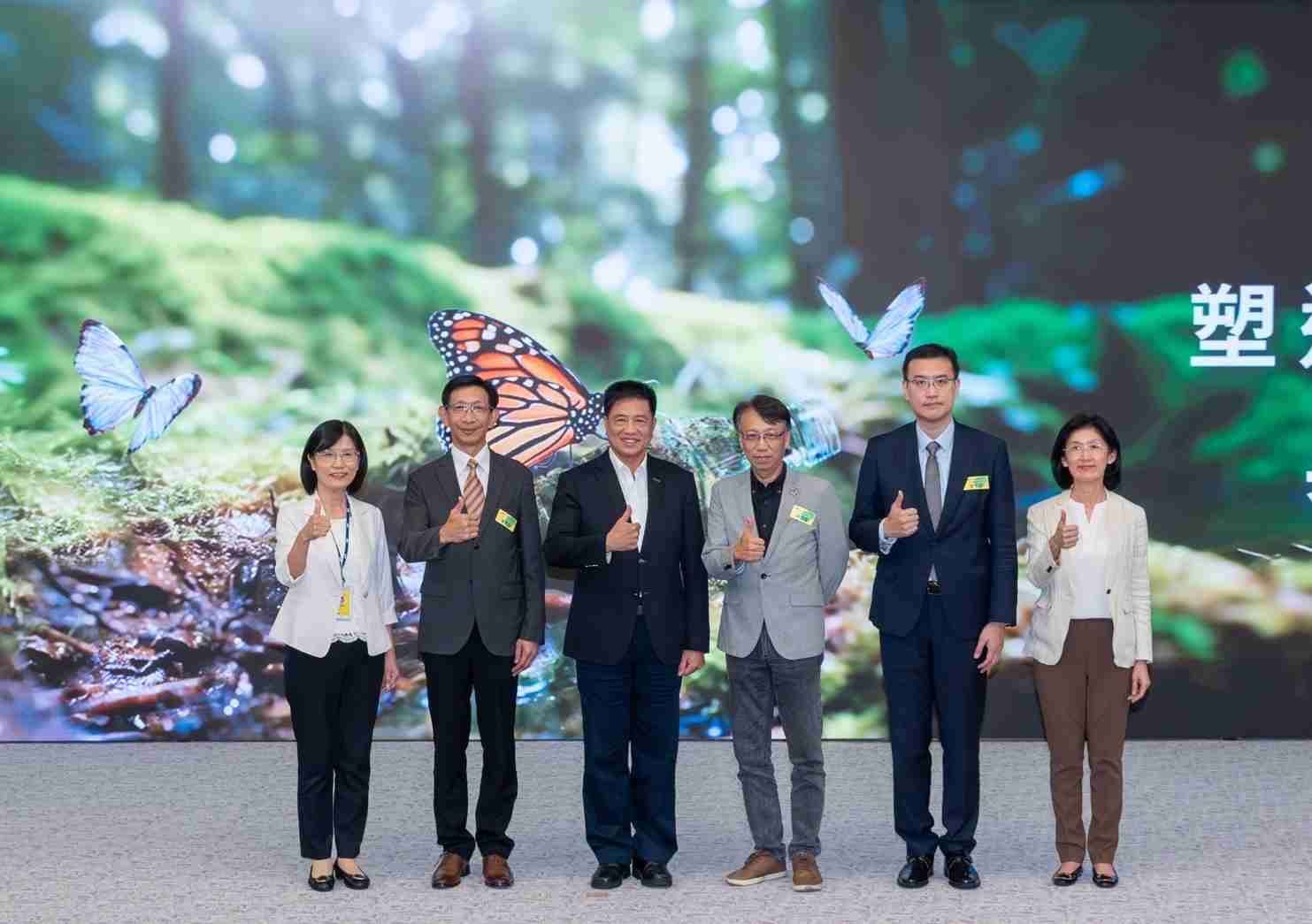 友達2023 CSR共榮大會，，邀請領域專家分享交流生物多樣性管理趨勢、、、無塑產品、、、、海廢永續塑料等議題  （圖左到右：友達光電永續長古秀華、、3M台灣技術長陳君杰、、友達光電董事長暨集團策略長彭双浪、、、、光寶科技企業永續發展處處長陳慶暉、、、安永聯合會計師事務所執業會計師曾于哲、、友達光電供應鏈總部副總經理吳宜芳）