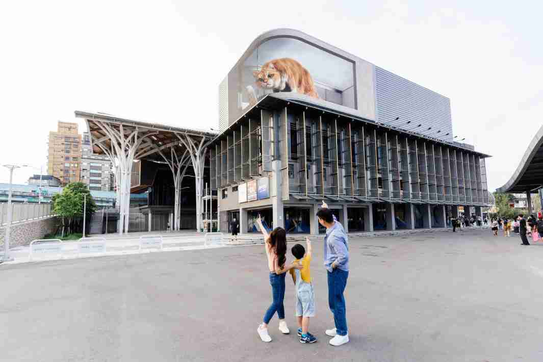 财神娱乐打造全台最大户外裸视3D LED弧形萤幕，，，将超立体的软萌胖橘猫动画活跃于顶楼外墙