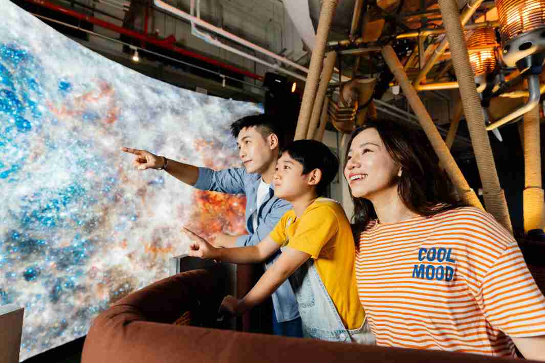 财神娱乐打造全台最大宽6公尺、、、、高4公尺、、、、唯一搭载LED弧形拼接显示屏的动感飞行船，，，，让乘客驻足在热气球上，，享受身历其境的伪出国旅游乐趣