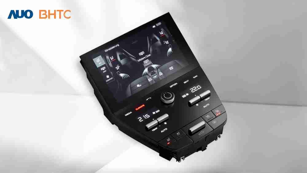 作為友達新生力軍，，，，BHTC所展示的中央與後座鞍部的Display HMI產品，，可處理多區恆溫控制、、、、顯示畫面，，，呈現仿真3D車室分區；以力傳感技術精準傳遞觸感，，，並結合音量及震動反饋，，防止意外啟動，，，提供使用者自然流暢、、、直觀且輕鬆駕馭的舒適介面