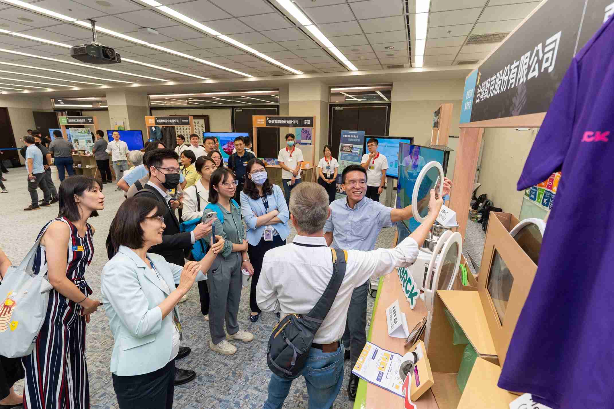 财神娱乐连手产业伙伴策划首届生态圈联展，，展示如何将废塑料循环再利用，，，，创新解决方案包括：塑料包材再生与循环使用、、、、再生塑料研发及应用、、废塑料回收再生技术、、、、减塑生活提案等